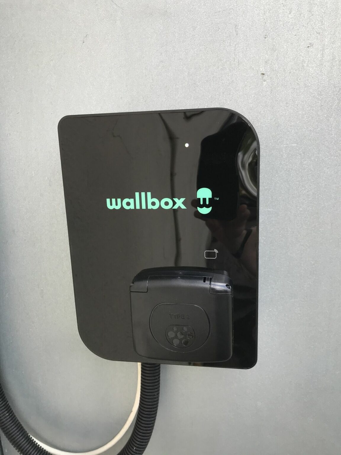 Installation d'une borne de recharge Wallbox Copper SB en entreprise.